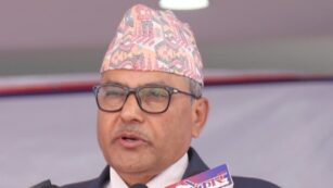 अर्थतन्त्र बिगारेको आरोपको भारी बोकेर बिदा भए गभर्नर अधिकारी